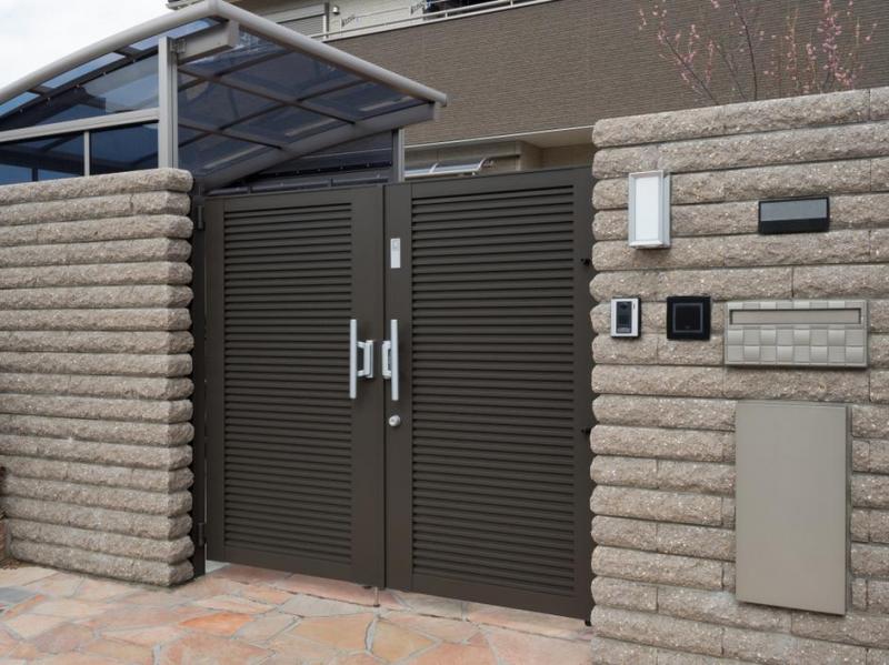 La pose de portes d'entr&eacute;e &agrave; Waldighofen, un savoir-faire d'experts