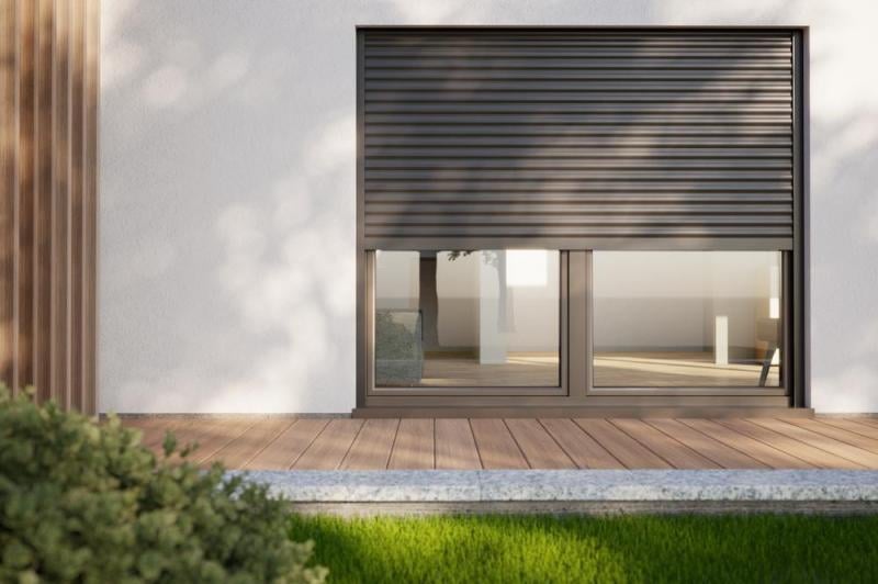 Pose de portes de garage en r&eacute;novation, conseils d'expert