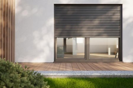 Pose de portes de garage en r&eacute;novation, conseils d'expert